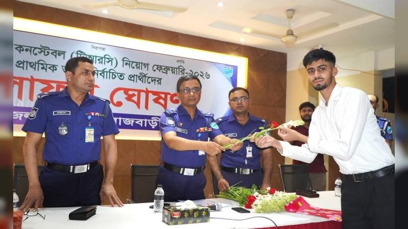 রাজবাড়ীতে ৫৬ টাকায় পুলিশের চাকুরী পেল ২০ তরুন-তরুনী