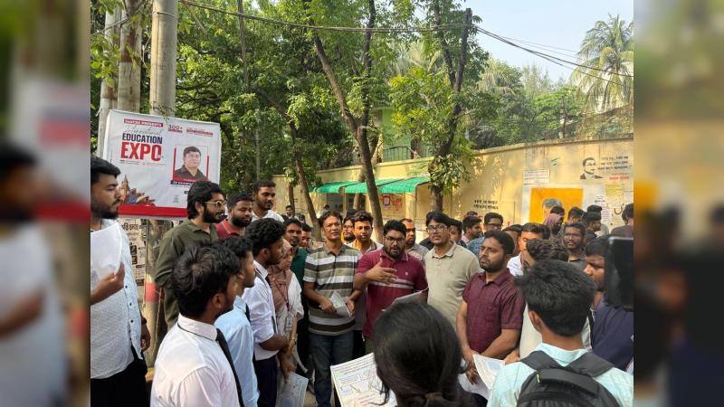 জুলাই সনদ বাস্তবায়নে বিএনপি অঙ্গীকারবদ্ধ: জবিতে ছাত্রদলের লিফলেট বিতরণ