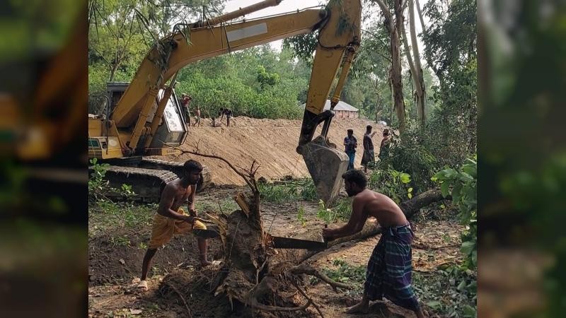 আদালতের নির্দেশ অমান্য করে ব্যক্তিগত জায়গায় খাল খননের অভিযোগ! 