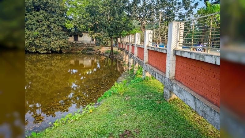 রাস্তা ভেঙ্গে পুকুরে বিলীন কমিউনিটি ক্লিনিকে যেতে পারছে না রোগিরা