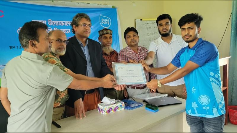 বগুড়ার শেরপুরে ‘টেকসই ডেইরি উন্নয়ন’ প্রশিক্ষণ সম্পন্ন, সনদ বিতরণ