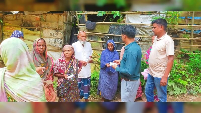 হালুয়াঘাটে ঈদুল আযহা উপলক্ষে ভিজিএফ কার্ড বিতরণ করছেন প্রশাসক