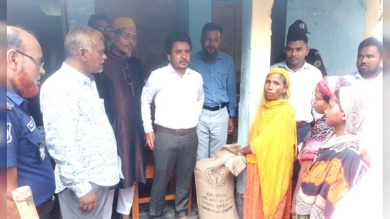 চাল পেল কিশোরগঞ্জে ঝড়ে ক্ষতিগ্রস্তরা