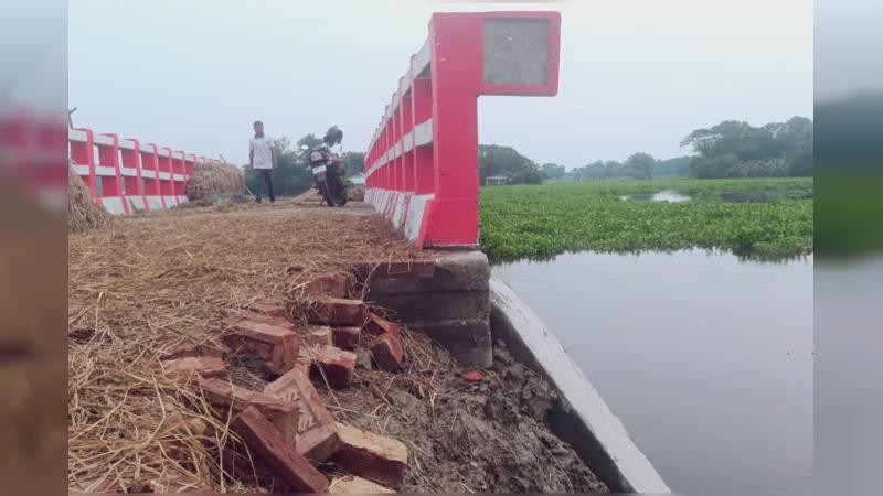 গৌরীপুরে নির্মাণাধীন সেতুর সংযোগ সড়কে ধস, উদ্বোধনের আগেই ত্রুটি