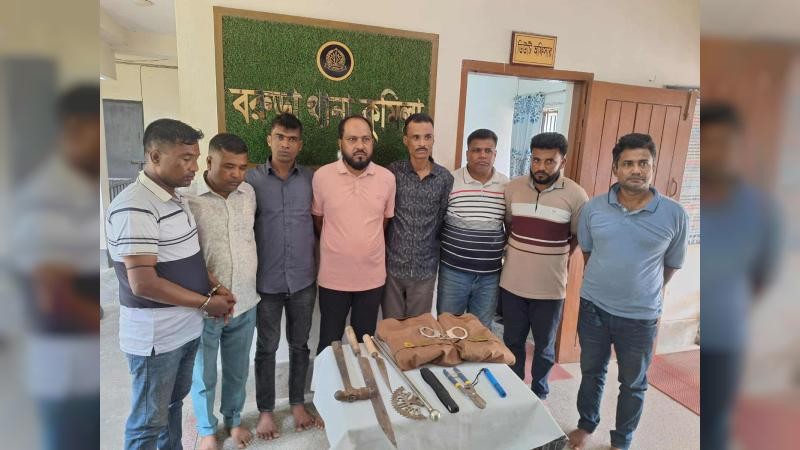 কুমিল্লায় ডিবি পুলিশের ছদ্মবেশে ডাকাতির প্রস্তুতিকালে অস্ত্রসহ গ্রেপ্তার ৮