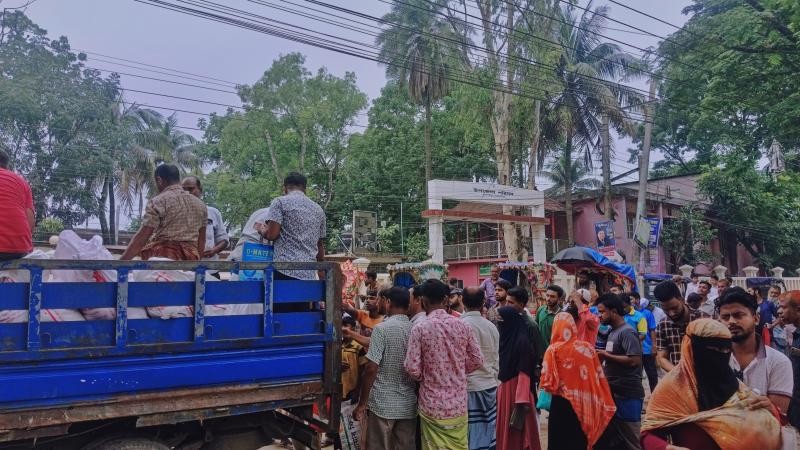 ফুলবাড়িয়ায় ভ্রাম্যমাণ ট্রাক দিয়ে টিসিবি পণ্য বিক্রি, ক্রেতাদের দীর্ঘ সারি