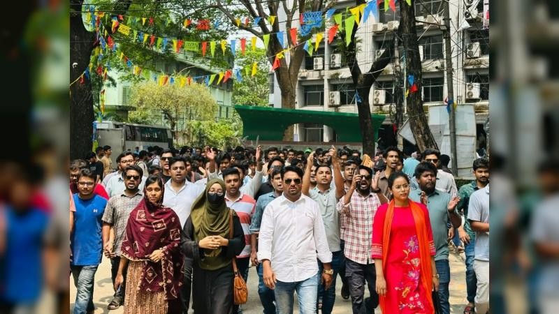 নবাগত শিক্ষার্থীদের স্বাগত জানিয়ে সুমন সরদারের নেতৃত্বে জবিতে মিছিল