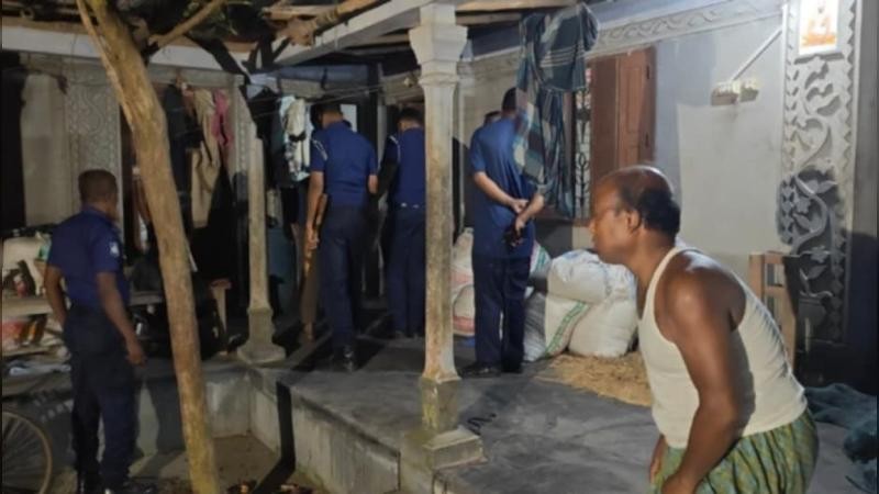 বগুড়ার গাবতলীতে মধ্যরাতে গৃহবধূকে গলা কেটে হত্যা