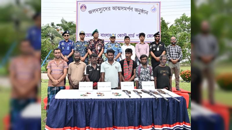 সুন্দরবনের কুখ্যাত দস্যু ‘ছোট সুমন বাহিনী’র আত্মসমর্পণ