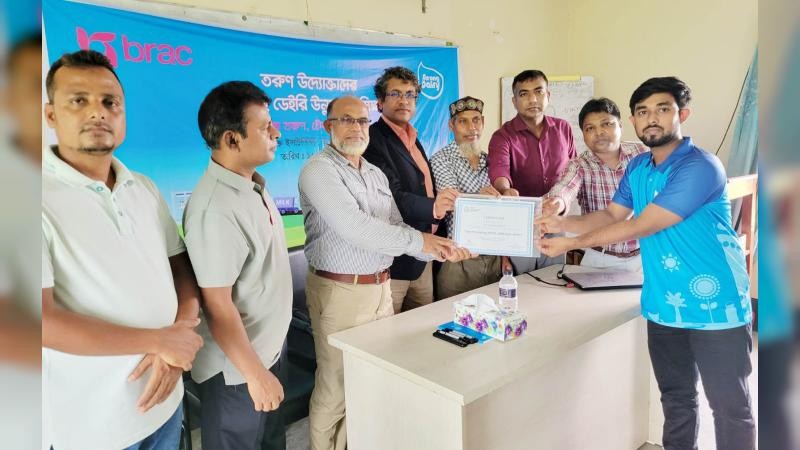 দক্ষিণবঙ্গের ২৫ তরুণের খামারি হওয়ার গল্প বদলাচ্ছে ব্র্যাক ডেইরি