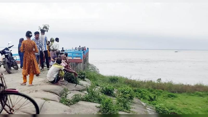 যমুনায় ঝড়ের কবলে নৌকাডুবি: ৯ নারী শ্রমিককে জীবিত উদ্ধার, নিখোঁজ ১