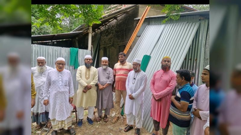 অন্ধ অসহায় শহীদুল্লাহর ঘর নির্মাণে পাশে দাঁড়াল জামায়াত