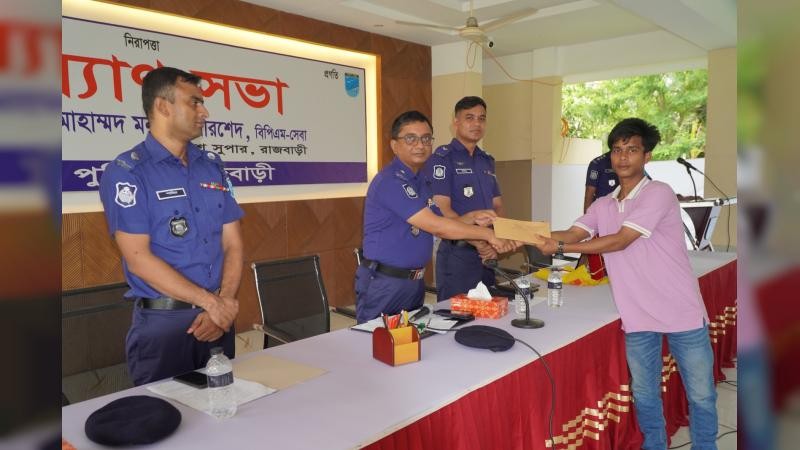 ভুয়া ডিবি পরিচয়ে ইজিবাইক ছিনতাইয়ের চেষ্টা ব্যর্থ, সাহসিকতায় চালককে পুরস্কৃত করলেন এসপি