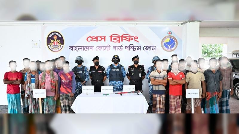সুন্দরবনে কোস্ট গার্ডের অভিযানে ২১ জেলে উদ্ধার, অস্ত্র-গুলি জব্দ