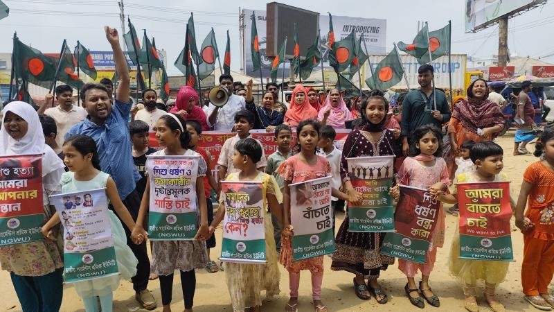 পল্লবীতে শিশু রামিসা ধর্ষণ ও হত্যার বিচার দাবিতে আশুলিয়ায় মানববন্ধন