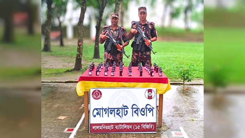 লালমনিরহাটে বিজিবির অভিযান: সিরাপ ও মোটরসাইকেল জব্দ