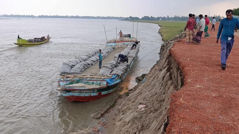 গ্রাম ও সড়ক রক্ষায় এমপি ফজলুর রহমানের উদ্যোগে ড্রেজিং