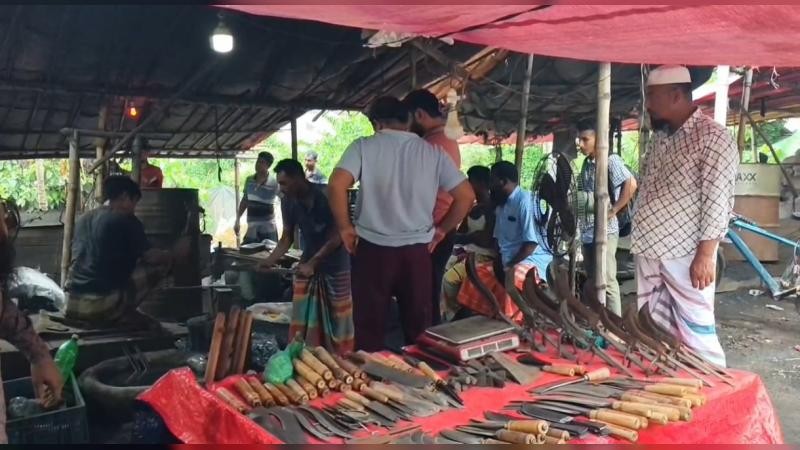 সাভারে টুংটাং শব্দে মুখরিত কামারপাড়া, ঈদকে ঘিরে ব্যস্ত কারিগররা