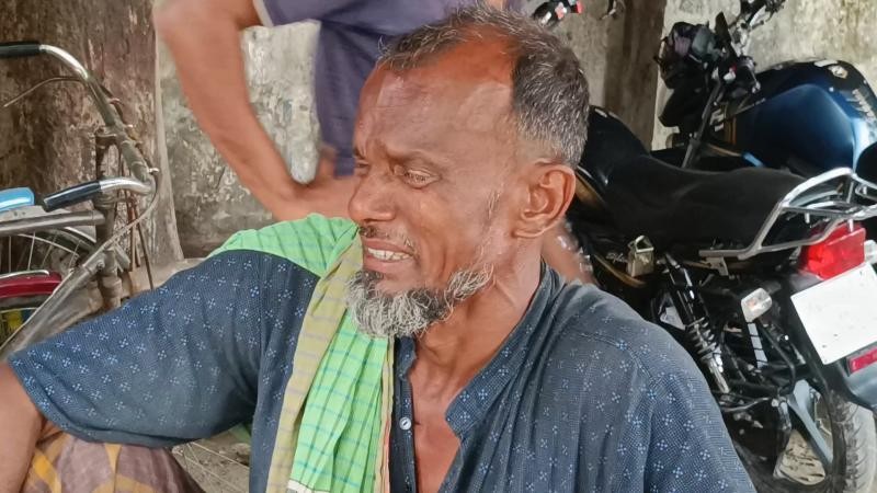 পারিবারিক কলহের জেরে গৃহবধূকে কুপিয়ে হত্যার অভিযোগ, স্বামী পলাতক