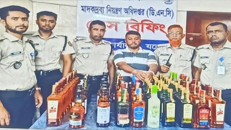 যশোরে বিদেশি মদসহ মাদকের আড়ৎদার রাজা আটক