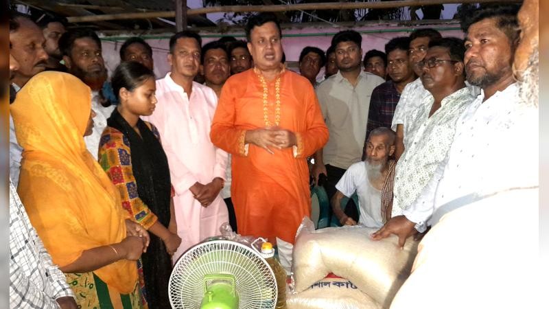 বিএনপি নেতার পরিবারকে সংসদ সদস্য মোশারফ হোসেনের সহায়তা প্রদান