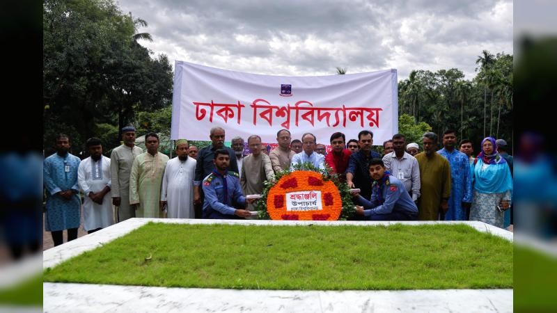 ১২৭তম জন্মবার্ষিকীতে কবি নজরুলের সমাধিতে সর্বস্তরের মানুষের শ্রদ্ধা