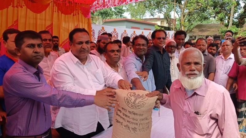 আদিতমারীতে দুর্যোগাক্রান্তদের চাল ও শ্রমজীবীদের মাঝে এমপি রোকন উদ্দিন বাবুলের ঈদ উপহার বিতরণ