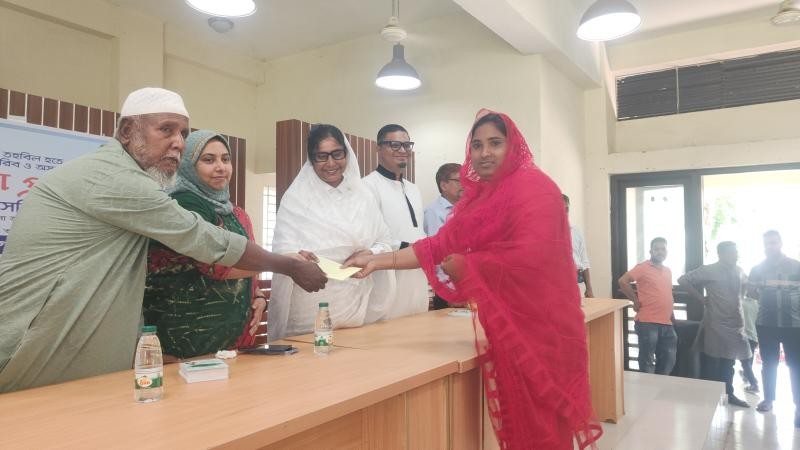 পঞ্চগড়ে প্রধানমন্ত্রীর তহবিল থেকে আর্থিক সহায়তা পেলেন দুস্থরা