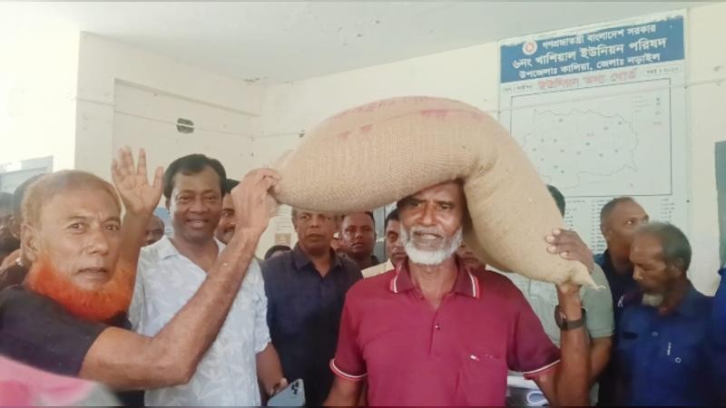 ঈদ উপলক্ষে নড়াগাতীতে ভিজিএফের চাল বিতরণ উদ্বোধন