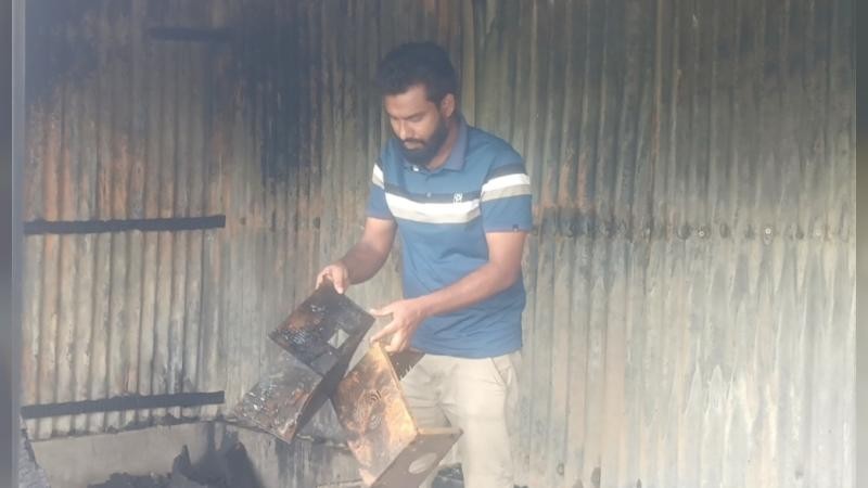ফুলবাড়িয়ায় আগুনে পুড়লো তরুন উদ্যোক্তার বুক ভরা স্বপ্ন