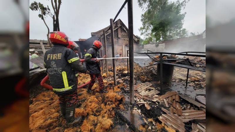 শেরপুরে সেমাই কারখানায় ভয়াবহ আগুন: ১৫ লাখ টাকার ক্ষয়ক্ষতি