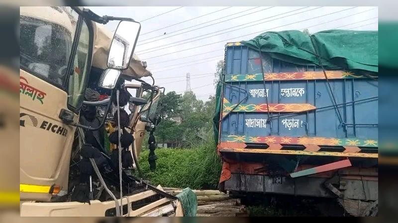 নন্দীগ্রামে দাঁড়িয়ে থাকা ট্রাকে পিছনে অপর ট্রাকের ধাক্কায় হেলপার নিহত, চালক আহত