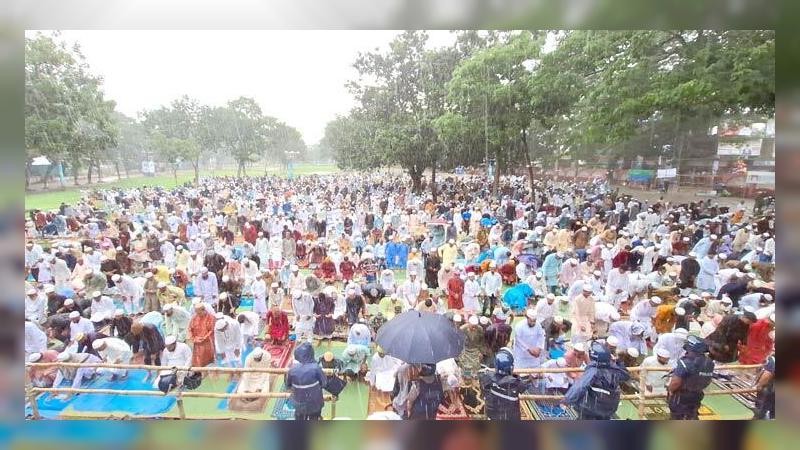 বৃষ্টিবিঘ্নিত শোলাকিয়ায় ঈদ জামাত, স্মৃতিতে অবিস্মরণীয় ভিজা নামাজ