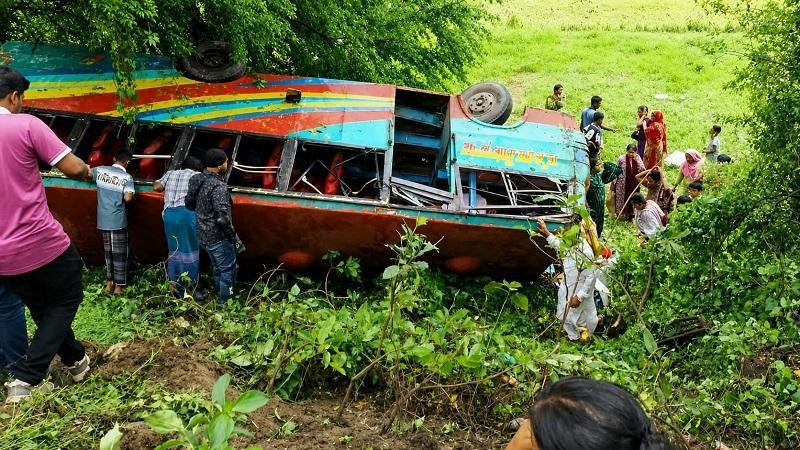 গাইবান্ধায় যাত্রীবাহী বাস খাদে পড়ে প্রাণ গেল নারীর, আহত ১০