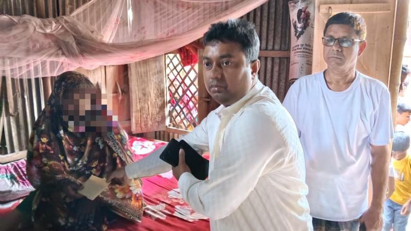 বাস দুর্ঘটনায় নিহত দুলালের পরিবারকে আর্থিক সহায়তা ইউএনও’র