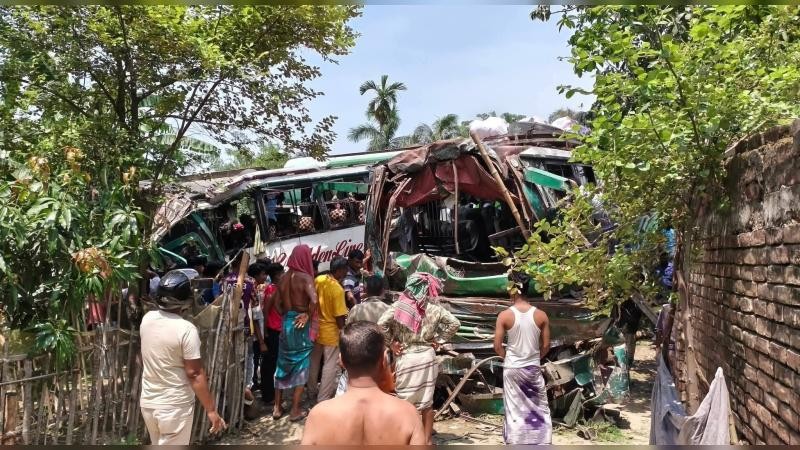 দুই বাসের সংঘর্ষে নিহত ১, আহত ৫৫