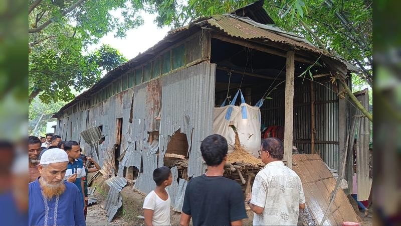 ফুচকা খাওয়াকে কেন্দ্র করে সংঘর্ষ, বিয়ে পণ্ড, অগ্নিসংযোগ ও লুটপাট