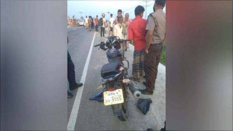 নাটোরে ট্রাকচাপায় মোটরসাইকেলের দুই আরোহী নিহত