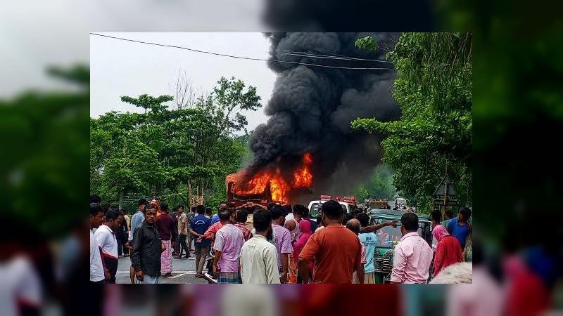 বাস চাপায় বাবা-ছেলের মৃত্যু, বিক্ষুব্ধ জনতার বাসে আগুন