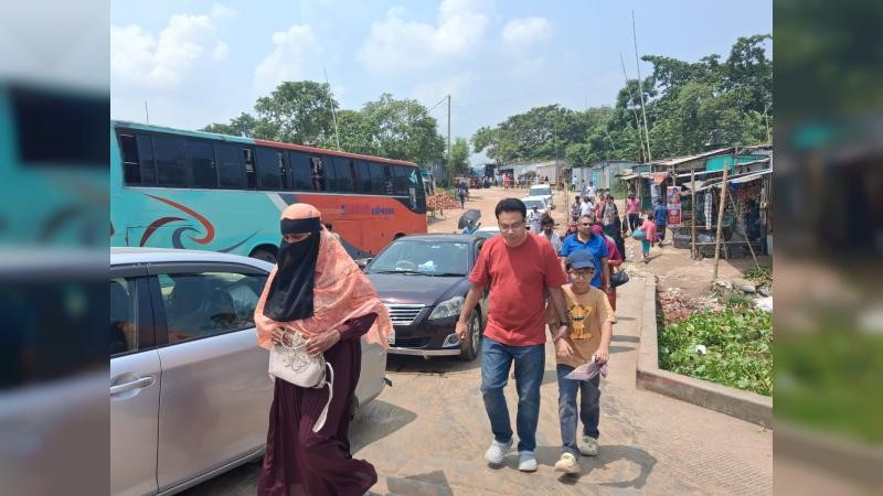 দৌলত‌দিয়া ফেরি ঘা‌ট; যাত্রী ও যানবাহ‌নের চাপ থাক‌লেও নেই ভোগা‌ন্তি