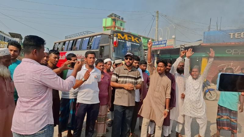 মেইল বাস বন্ধের প্রতিবাদে সড়ক অবরোধ, ঢাকাগামী বাস চলাচল বন্ধ 