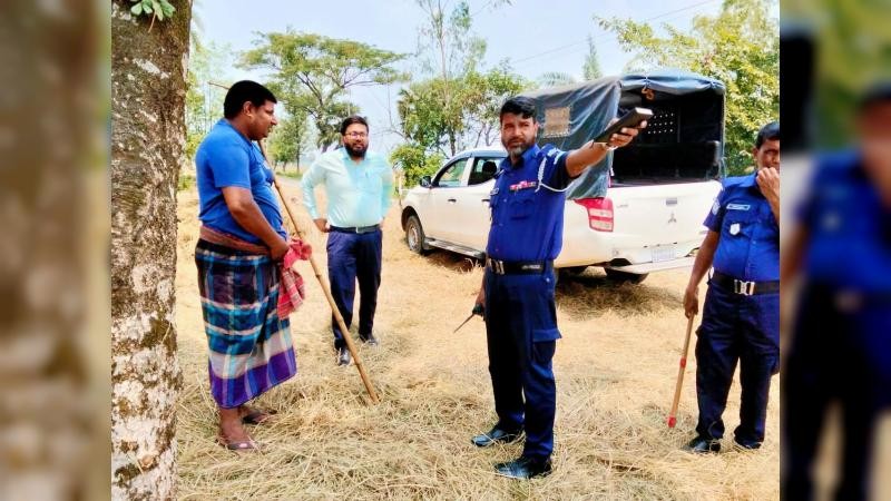 ক্ষেতলালে সড়কে খড় শুকানোর দায়ে ২ জনকে জরিমানা