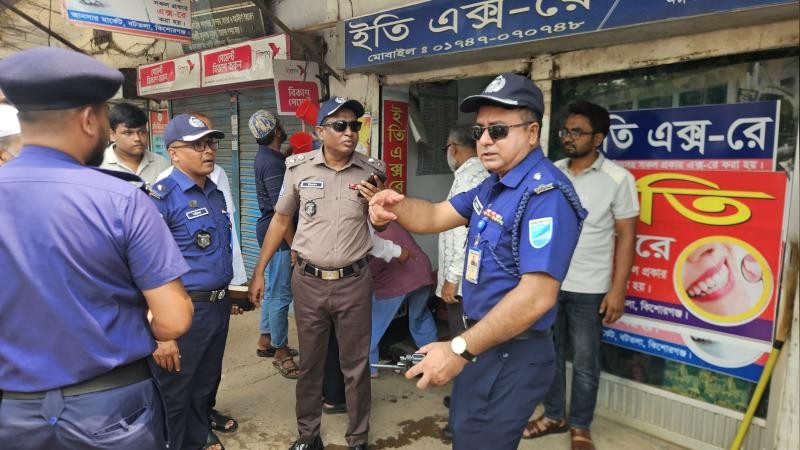 উচ্ছেদ অভিযানে ভাঙা হচ্ছে বৈধ দোকানের অবৈধ অংশ