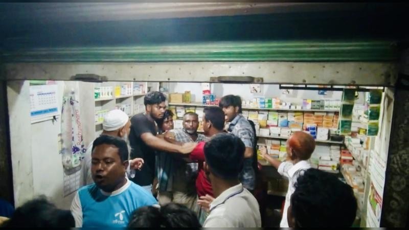 নাটোরে শিশুকে ধর্ষণের অভিযোগে গাছে বেঁধে গণপিটুনি দিয়ে পুলিশে সোপর্দ
