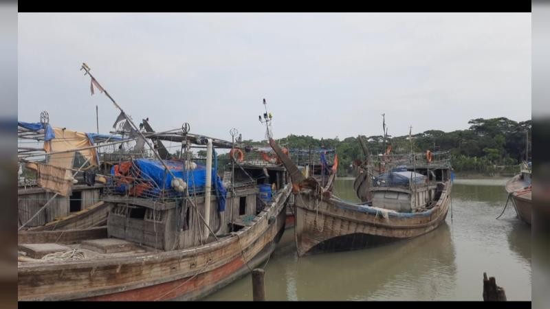 দীর্ঘ ৫৮ দিনের নিষেধাজ্ঞা শেষে আজ মধ্যরাত থেকে সাগরে মাছ শিকারে যাচ্ছেন জেলেরা