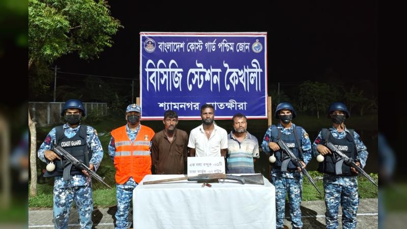 অস্ত্র-গুলিসহ সুন্দরবনের বনদস্যু জোনাব বাহিনীর ৩ সদস্য আটক