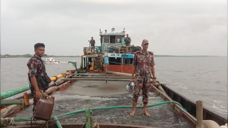 বালুভর্তি বালগেট জব্দ, পাঁচজন আটক