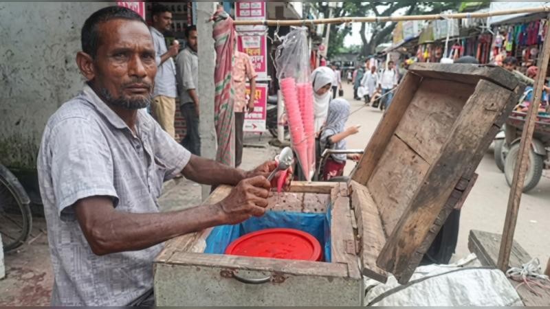 ভাঙারি আর আইসক্রিম বিক্রির টাকায় সন্তানের ভবিষ্যৎ গড়ছেন সুন্দরগঞ্জের নুরে আলম