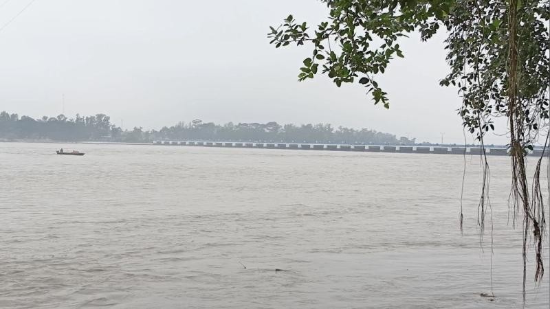 বন্যা আতঙ্কে লালমনিরহাটের চরাঞ্চলের বাসিন্দারা, খোলা রয়েছে ৪৪ জলকপাট