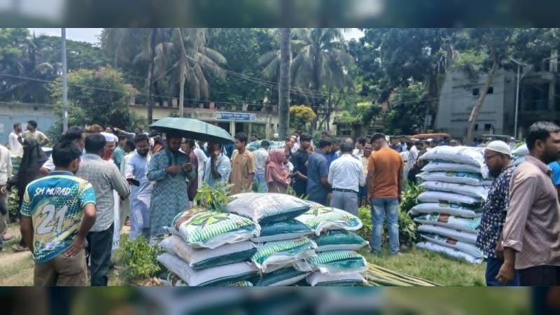 নাগরপুরে ক্ষুদ্র ও প্রান্তিক কৃষকদের মাঝে গাছের চারাসহ বীজ ও সার বিতরণ